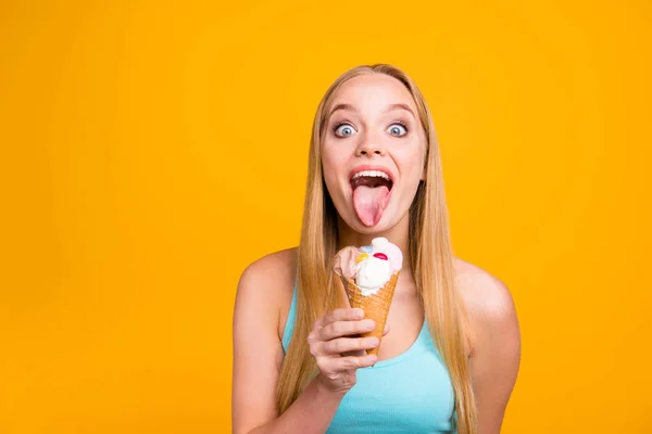 Primo Piano Della Bella Ragazza Bionda Tiene Mano Cono Gelato — Foto Stock