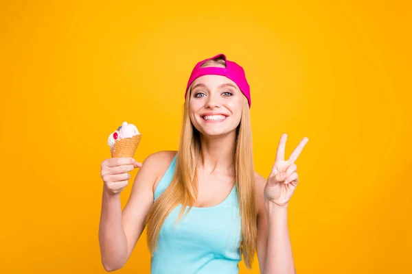 Portrait Young Woman Blond Hair Big Blue Eyes Toothy Beaming — Stock Photo, Image