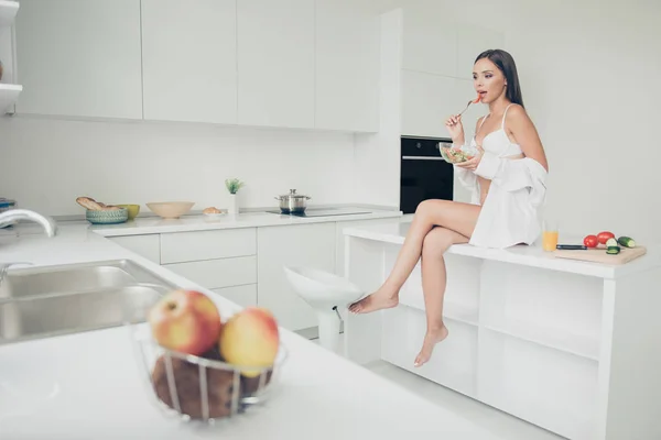 Hermosa Joven Sentada Mesa Lencería Blanca Camisa Con Manga Larga — Foto de Stock