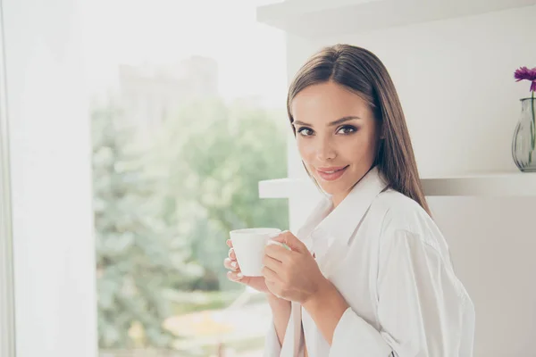 Uzavřít Portrét Mladé Atraktivní Dáma Bílé Košili Ranní Coffee Break — Stock fotografie