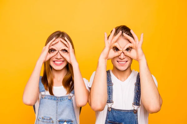 Portret Van Speelse Jonge Leuk Paar Dragen Casual Close Tonen — Stockfoto