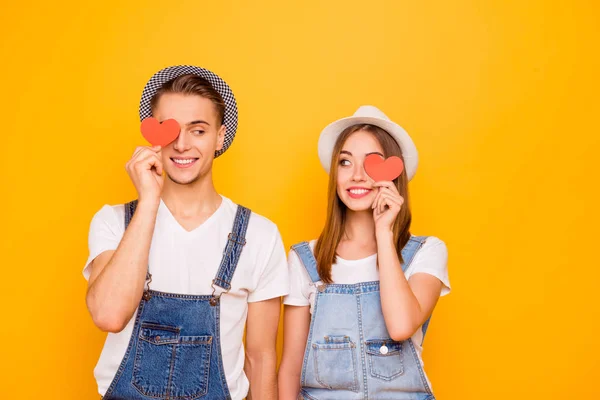 Giovane Coppia Studenti Felici Innamorati Indossa Cappelli Che Tengono Due — Foto Stock