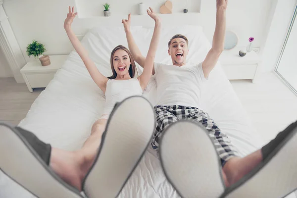 Retrato Joven Hermosa Pareja Tonta Linda Atractiva Funky Usando Pijama —  Fotos de Stock