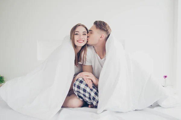 Retrato Pareja Linda Atractiva Joven Sentados Juntos Cama Por Mañana —  Fotos de Stock