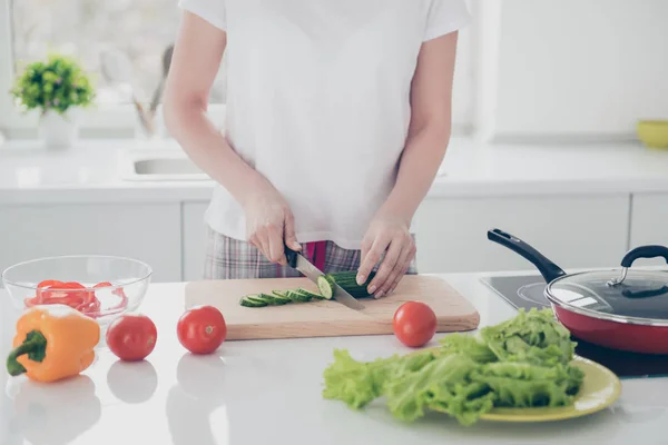 Aantrekkelijke Mooie Charmante Vrouwelijke Manicure Handen Hakken Groene Verse Komkommer — Stockfoto