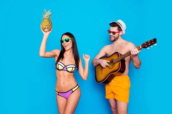 Hora Celebrar Las Vacaciones Morena Chico Con Barba Toca Guitarra — Foto de Stock