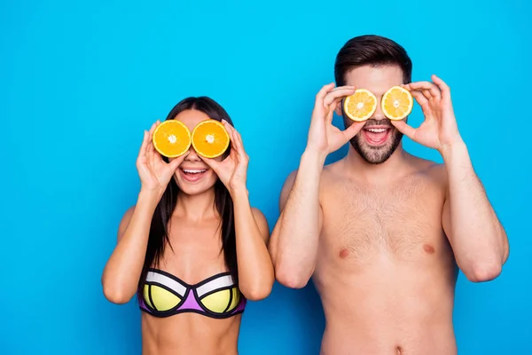 Joven Alegre Ang Músculos Atractivos Chico Sosteniendo Dos Mitades Naranja —  Fotos de Stock