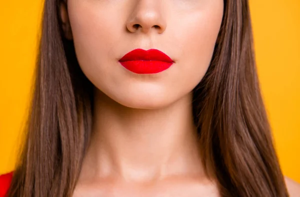 Bliska Portret Połowa Twarzy Pewnie Brunetka Kobieta Czerwonymi Ustami Białym — Zdjęcie stockowe