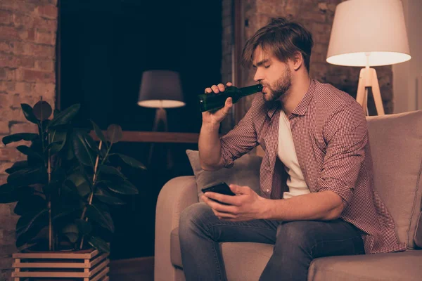 Retrato Hombre Cansado Agotado Atractivo Bebiendo Cerveza Con Los Ojos — Foto de Stock