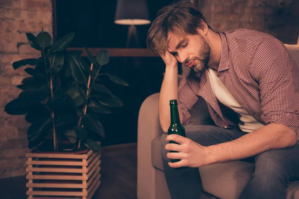 Retrato Azarado Chateado Cansado Atraente Homem Frustrado Segurando Garrafa Cerveja — Fotografia de Stock