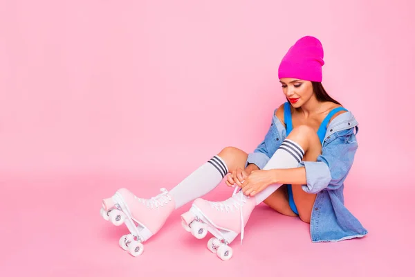 Vonzó Lány Harisnya Görkorcsolya Nyakkendők Világos Rózsaszín Háttér Elszigetelt Cipőfűző — Stock Fotó