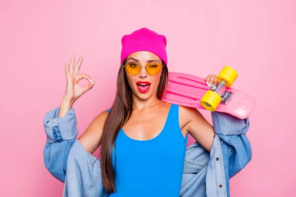 Primer Plano Retrato Niña Sombrero Rosa Monopatín Hombro Guiño Mostrando — Foto de Stock