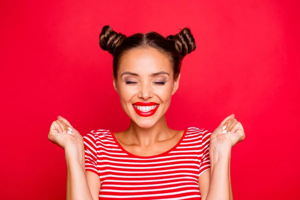Εσωτερικη Πορτρέτο Του Happy Νεαρή Γυναίκα Toothy Χαμόγελο Κούμπωμα Χέρια — Φωτογραφία Αρχείου