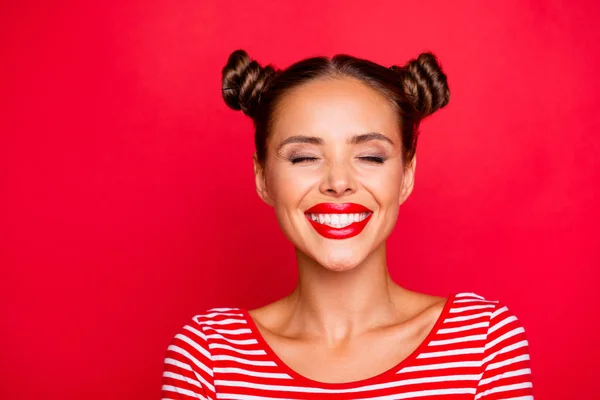 Feche Rosto Menina Com Sorriso Largo Olhos Piscados Com Felicidade — Fotografia de Stock