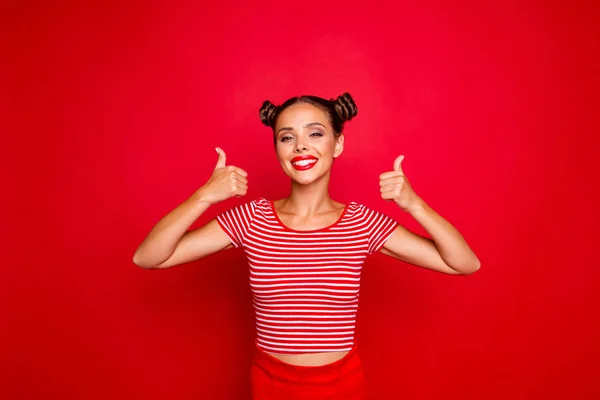 Mladá Šťastná Veselá Žena Ukazující Palec Oběma Rukama Izolované Červeném — Stock fotografie