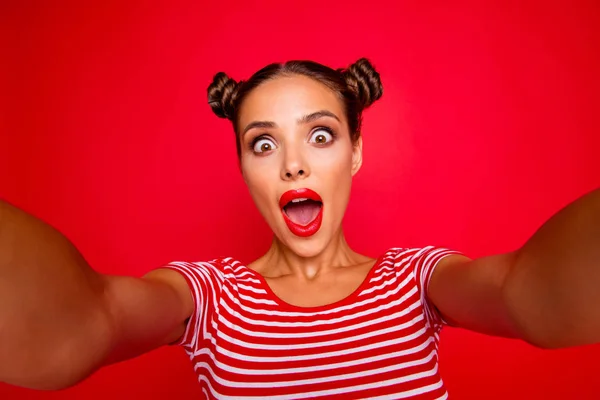 Selfie Shocked Girl Shooting Selfie Front Camera Two Hands Isolated — Stock Photo, Image