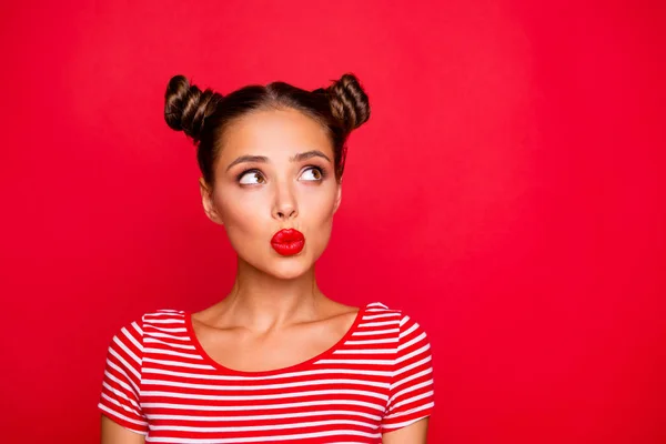 Muchacha Joven Atractiva Con Bonito Maquillaje Con Camiseta Rayas Hinchó — Foto de Stock