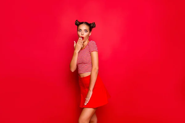 Retrato Chicas Lindas Sorprendidas Vestidas Con Camiseta Rayas Falda Roja —  Fotos de Stock