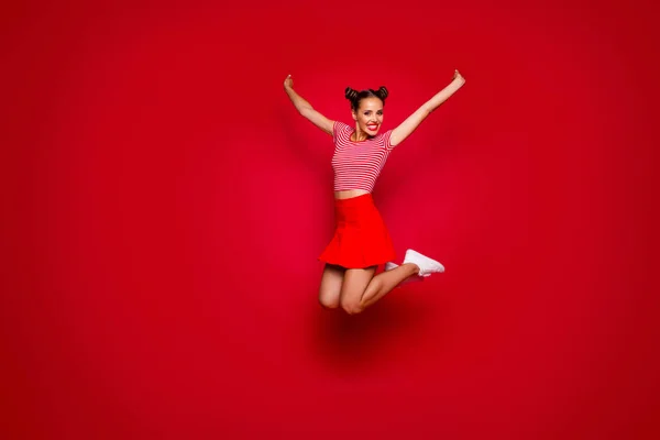 Полноразмерный Вид Прыгающего Смеха Счастливой Женщины Одетой Красочную Яркую Одежду — стоковое фото