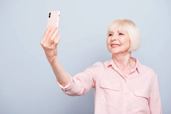 Gülümseyen Yaşlı Yetişkin Sarışın Mutlu Neşeli Beyaz Kadın Portresi Telefon — Stok fotoğraf