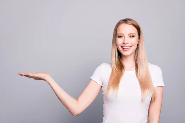 Modelo Exitoso Magnífico Que Apunta Espacio Vacío Para Productos Publicitarios — Foto de Stock