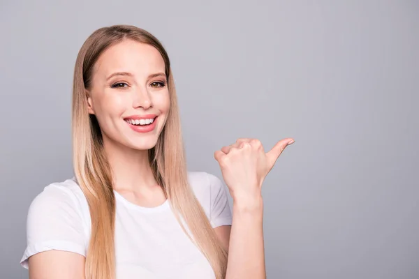 Zblízka Portrétní Šťastná Mladá Dívka Bílé Košili Ukazující Prázdné Místo — Stock fotografie