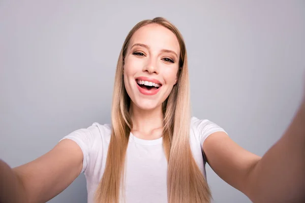 Εσωτερικη Πορτρέτο Του Ελκυστική Χαριτωμένο Χαρούμενα Ξανθιά Κυρία Λήψη Selfie — Φωτογραφία Αρχείου