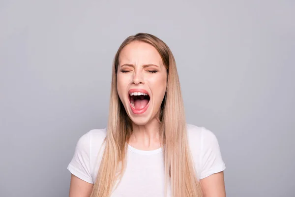 Närbild Porträtt Arg Kvinna Skriker Högt Nära Ögon Isolerade Grå — Stockfoto