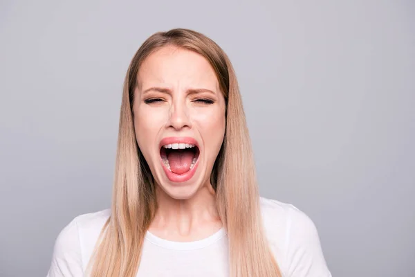 Retrato Jovem Loira Atraente Caucasiano Menina Exagerando Gritando Voz Alta — Fotografia de Stock