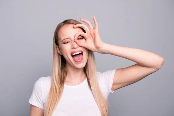 Porträtt Ung Blond Attraktiva Kaukasiska Tjej Visar Liknar Glasögon Logga — Stockfoto