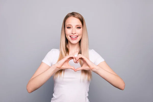 Close Retrato Mulher Bonita Com Sorriso Radiante Mostrando Símbolo Amor — Fotografia de Stock