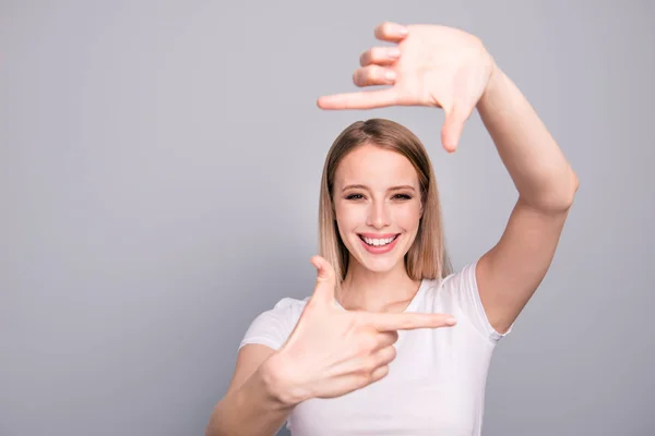 Işınlama Gülümseme Ile Başparmak Gri Arka Plan Üzerinde Izole Kamera — Stok fotoğraf