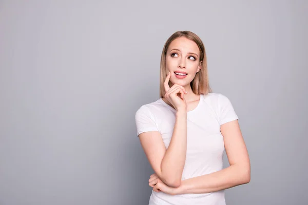 Retrato Jovem Adorável Perguntou Menina Pensativa Curioso Vestindo Shirt Branca — Fotografia de Stock