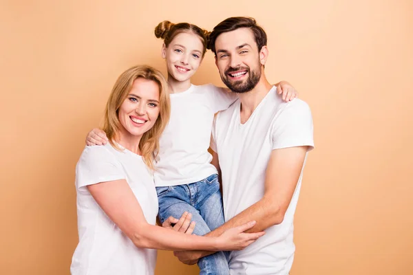 Porträt Einer Fröhlichen Liebenswerten Jungen Familie Weißen Shirts Entzückende Mutter — Stockfoto