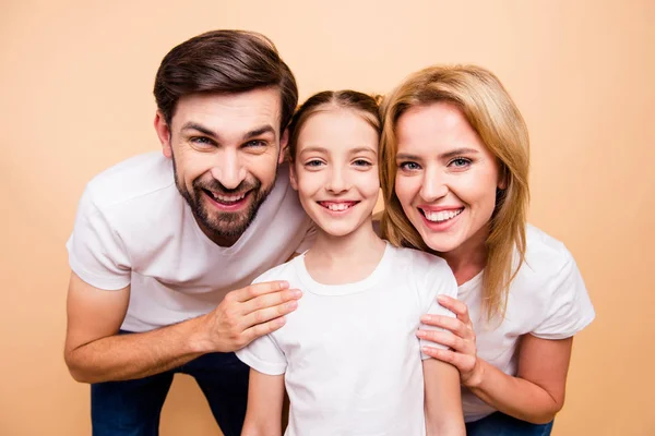 Alegre Atractivo Sonriente Padre Barbudo Madre Rubia Abrazando Hija Pequeña — Foto de Stock