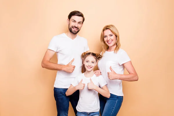 Joven Adorable Linda Familia Alegre Atractiva Pie Juntos Sonriendo Mirando — Foto de Stock