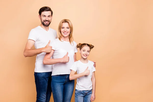Glücklich Liebenswert Attraktive Lächelnde Familie Bärtiger Vater Blonde Mutter Ehegatten — Stockfoto