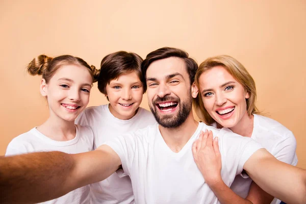 Autoritratto Giovane Bella Adorabile Famiglia Attraente Ridente Padre Barbuto Coniugi — Foto Stock