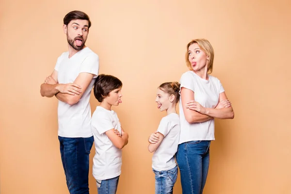 Retrato Bela Família Atraente Pai Barbudo Mãe Loira Costas Para — Fotografia de Stock