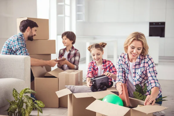 Joven Feliz Familia Sonriente Cuatro Personas Desempacando Cajas Cartón Con — Foto de Stock