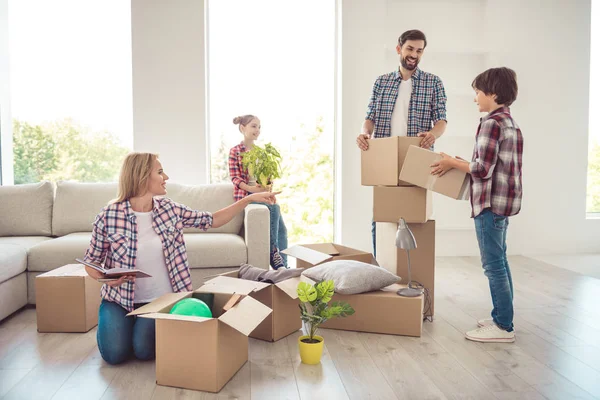 Joven Feliz Familia Sonriente Cuatro Personas Desenvolver Cajas Cartón Con — Foto de Stock