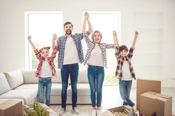 Concepto Propiedad Joven Feliz Sonriente Familia Caucásica Vistiendo Movimiento Casual —  Fotos de Stock