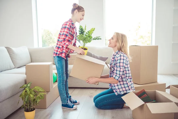 Joven Feliz Familia Sonriente Dos Personas Mamá Hija Vistiendo Casual — Foto de Stock