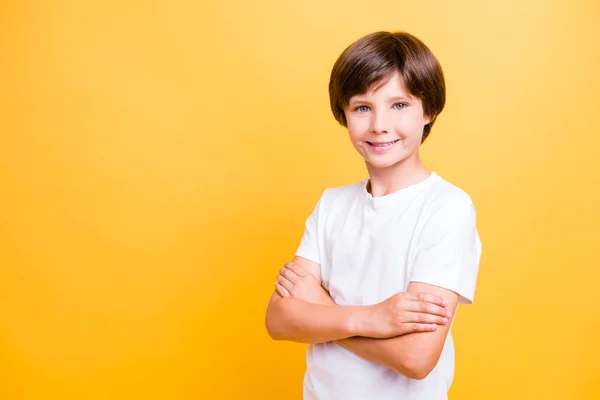 Retrato Menino Atraente Escola Sorrindo Com Mãos Cruzadas Dobradas Sobre — Fotografia de Stock