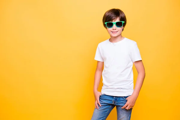 Retrato Menino Jovem Escola Alegre Atraente Sorrindo Usando Óculos Sol — Fotografia de Stock