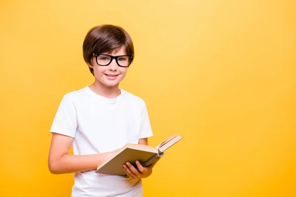 有魅力的年轻小男孩的肖像 微笑着 戴着眼镜看书过黄背景 与世隔绝 复制空间 — 图库照片