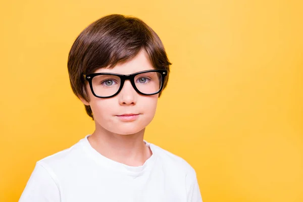 Retrato Jovem Atraente Alegre Caucasiano Menino Escola Usando Óculos Sorrindo — Fotografia de Stock