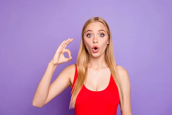 Menina Loira Atraente Vestindo Fato Banho Vermelho Chocado Mostrando Sinal — Fotografia de Stock