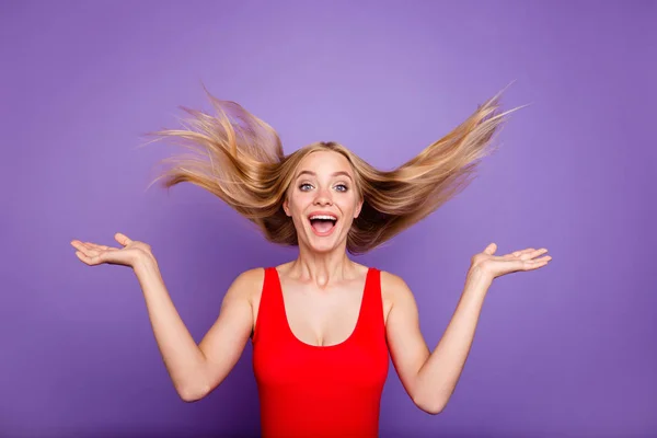 Retrato Atraente Menina Linda Loira Surpreso Vestindo Terno Banho Vermelho — Fotografia de Stock