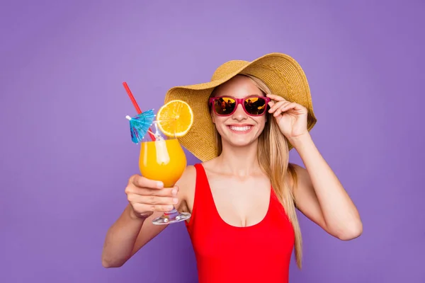 Party Humör Och Beach Stil Isolerad Ljus Lila Bakgrund Blond — Stockfoto